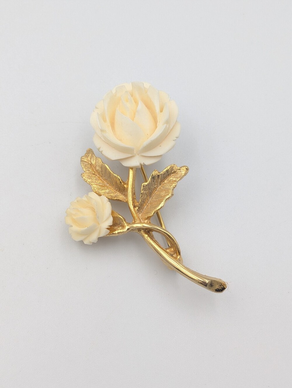 Vintage 1950s carved celluloid two rose flower gold tone brooch pin